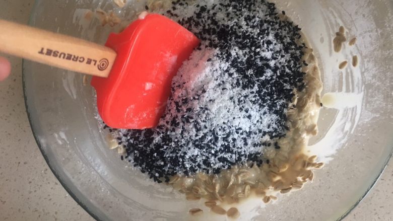 燕麦饼干(健康饱腹版),再倒入之前的容器里搅拌