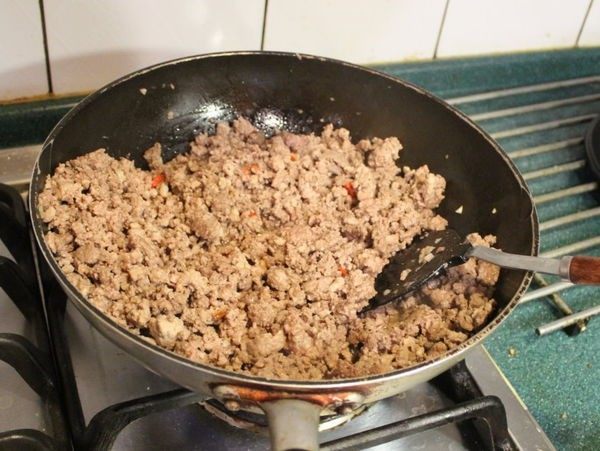 萝卜叶雪里红,将牛绞肉、猪绞肉放入炒至变色,加一些<a style='color:red;display:inline-block;' href='/shicai/ 724'>胡椒</a>调味后盛出备用。