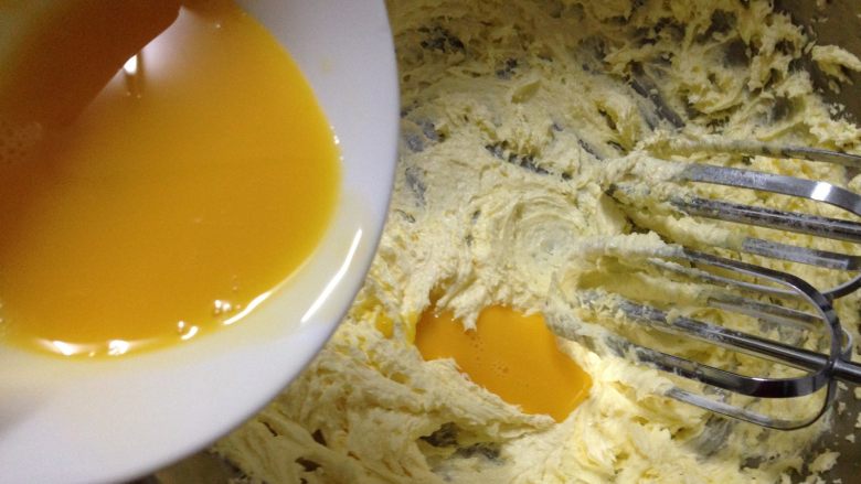 提拉米苏小饼干,
分3次加入鸡蛋液、(每次都要打到让黄油完全吸收后再加入)