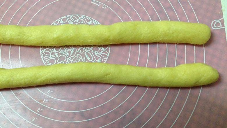 提拉米苏小饼干,手揉成团,将面团置于硅胶案板上,整理一下切成2块搓成条