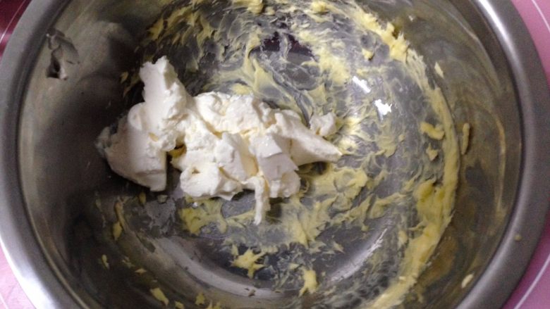 提拉米苏小饼干,下面制作馅料: 将黄油软化打发后,加入马斯卡彭奶酪,搅拌均匀