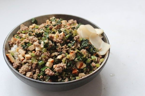 萝卜叶雪里红,盛一碗热腾腾白饭,铺上满满的萝卜叶雪里红,菜香肉美加上热热的白饭,简单的菜饭却是人间美味。