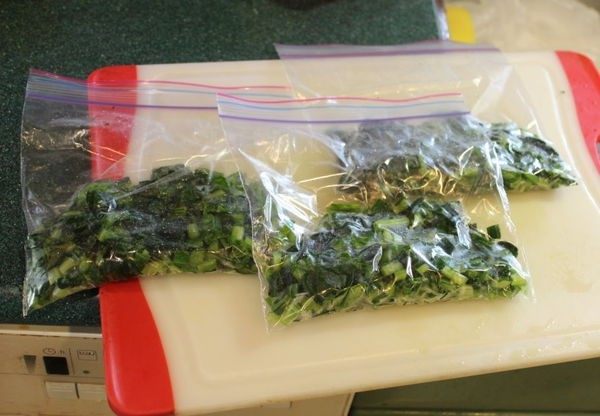 萝卜叶雪里红,如果有多出来腌好的萝卜叶,切细后放入夹炼袋冷冻保存,煮味噌汤或炒肉时加一些都很好用。