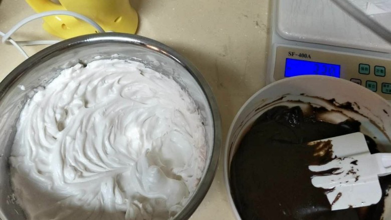 焦糖巧克力戚风蛋糕,取1/3蛋白加入蛋黄糊中切拌均匀,再加入到剩下的蛋白中切拌均匀