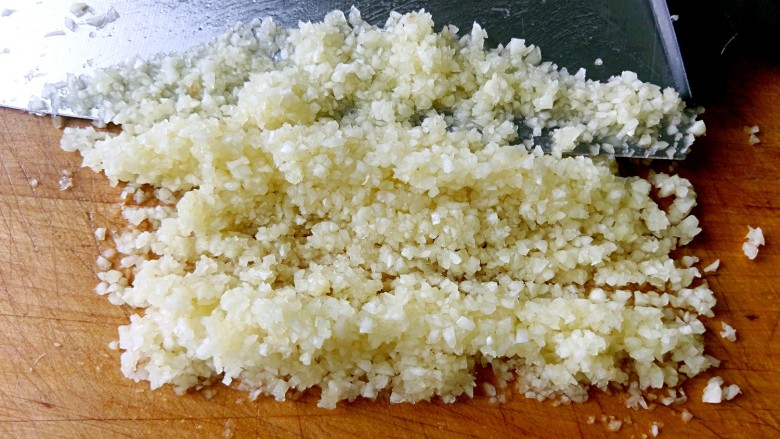 大蒜黄油黑面包,剁成蒜蓉,如图,其实可以再细些,剁出更多蒜汁,更好吃