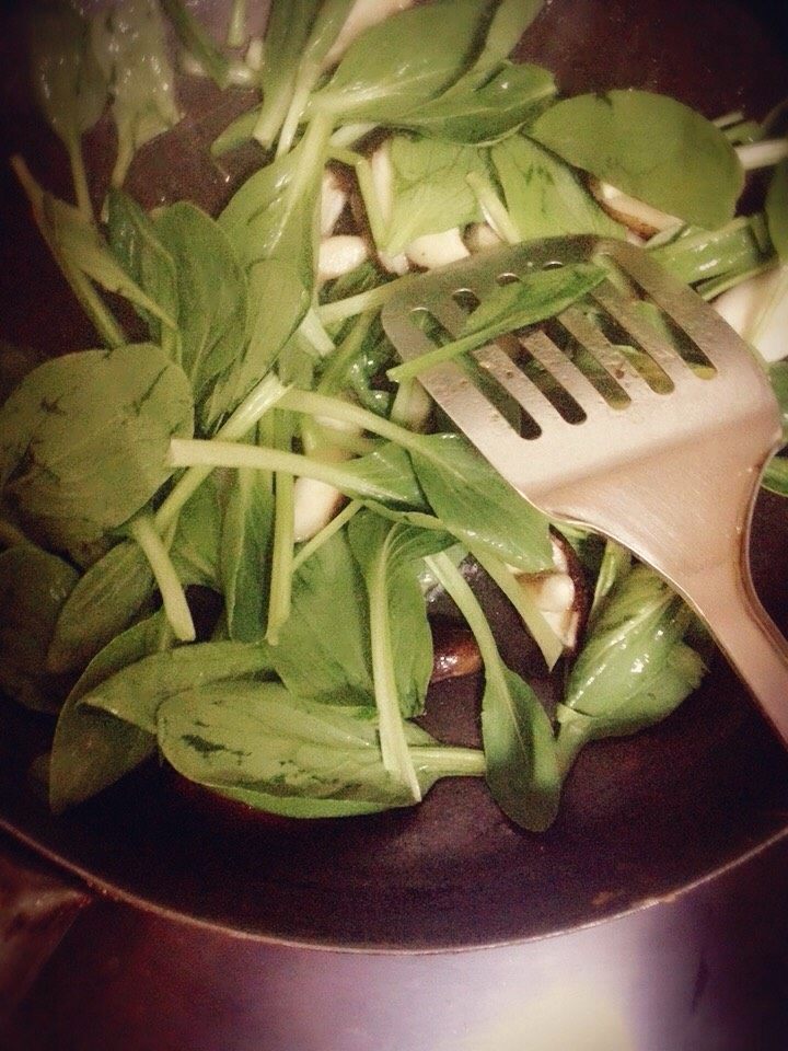 鸡毛菜炒香菇,下鸡毛菜，和香菇一起翻炒，