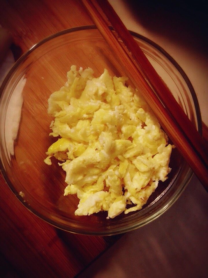 卷饼,鸡蛋炒熟待用