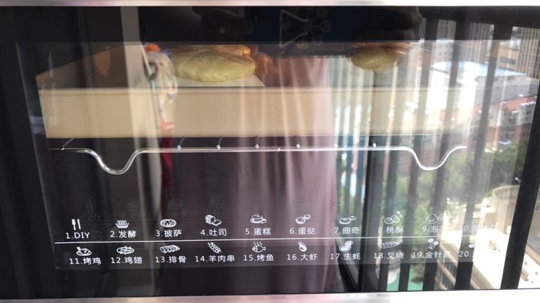 小乌龟菠萝包,放烤箱中层,160度烤20分钟左右,烤至表面上色即可。