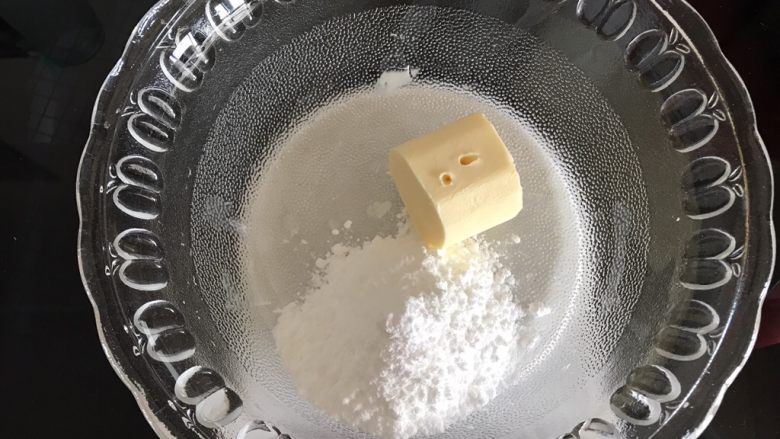 小乌龟菠萝包,面团发酵期间制作酥皮。软化好的黄油加入糖粉,用刮刀翻拌均匀。