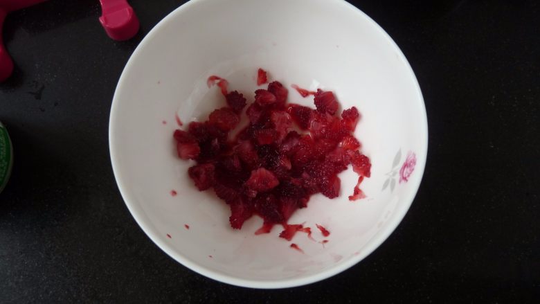 维果C酸奶冰棍,取小许杨梅肉捣碎