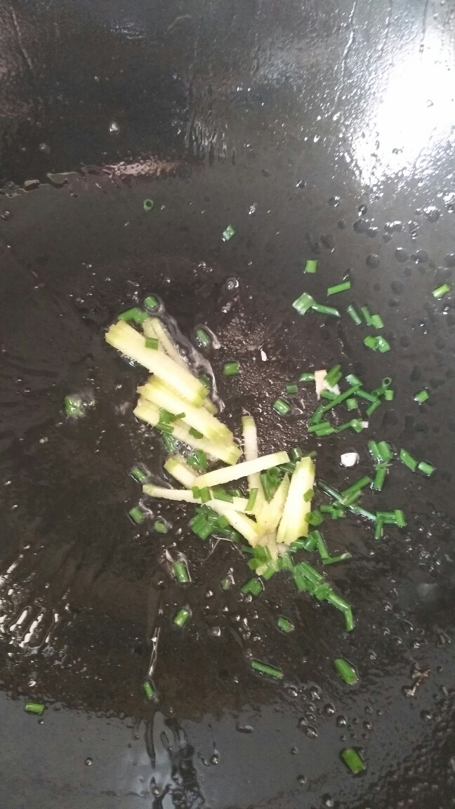 油爆河虾,倒出油,留底油,爆香葱、姜