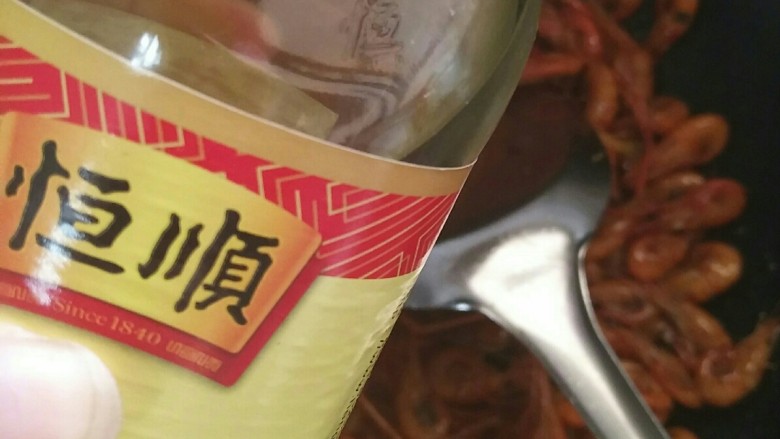 油爆河虾,快收汁时加入适量<a style='color:red;display:inline-block;' href='/shicai/ 793'>米醋</a>,翻炒几下即可出锅
