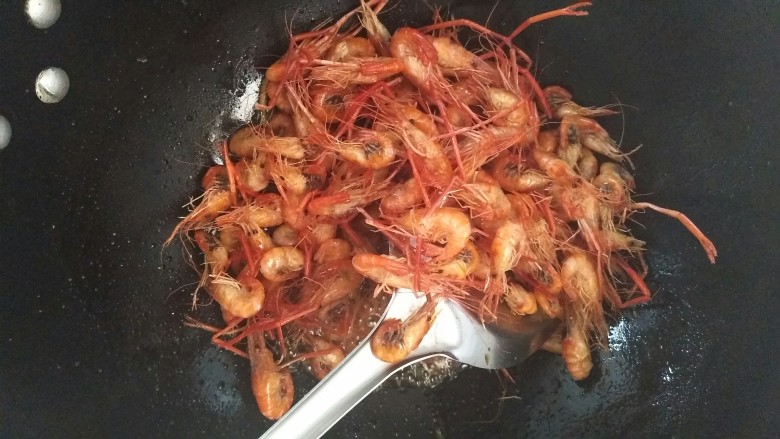 油爆河虾,加入炸好的<a style='color:red;display:inline-block;' href='/shicai/ 1660'>河虾</a>翻炒几下(喜欢汤汁的,这时可加入少许水)