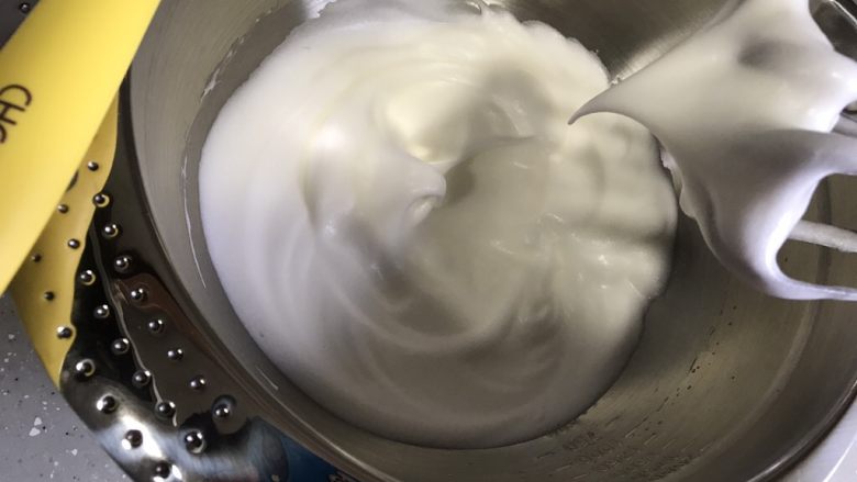 巧克力可可蛋糕卷,提起打蛋头,出现小弯勾即可。千万不要打太硬,否则卷的时候会裂。