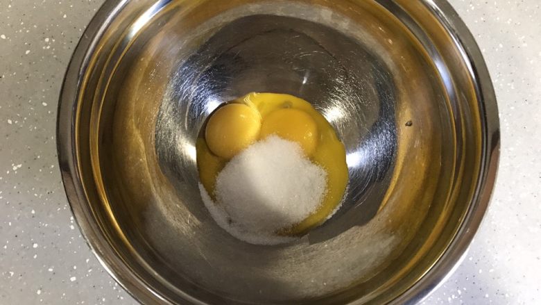 巧克力可可蛋糕卷,蛋黄里加入细砂糖,用手动打蛋器稍微打发。