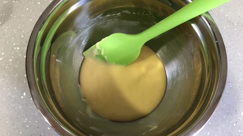 巧克力可可蛋糕卷,搅拌至无粉,放一旁备用。