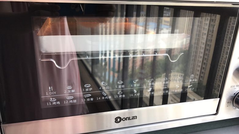 巧克力可可蛋糕卷,放入烤箱中层,170度烤20分钟。