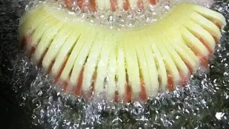 风琴土豆,炸的时候用勺子往上浇油,炸熟炸透 大约5分钟就可以了