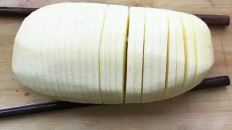 风琴土豆,<a style='color:red;display:inline-block;' href='/shicai/ 23'>土豆</a>🥔去皮洗净,放上筷子,切成夹刀片(别切断)