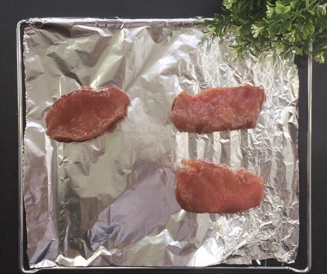 蜜汁叉烧肉~好吃又入味,腌制好之后去掉葱姜蒜辣椒,里脊肉放至锡纸上