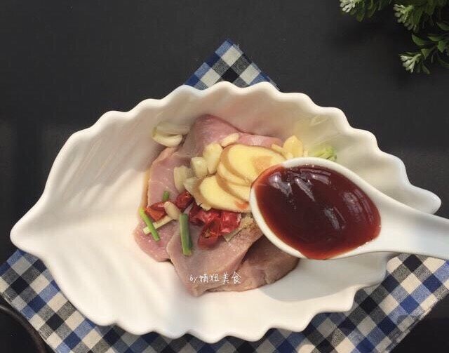 蜜汁叉烧肉~好吃又入味,叉烧酱两汤匙(根据腌制肉量的多少而酌情天添加与减少)