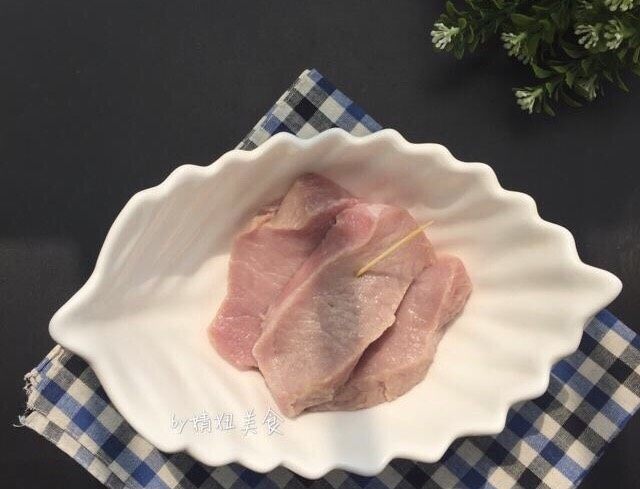 蜜汁叉烧肉~好吃又入味,里脊肉切大约1.5厘米的厚度多用清水浸泡中途换去血水,用牙签在里脊肉上多扎些孔,方便腌制入味