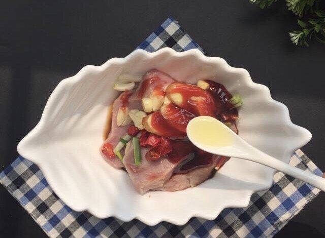 蜜汁叉烧肉~好吃又入味,食用油1小勺(如果用五花肉就不用加了,为了增加口感更好这次添加了少许食用油)