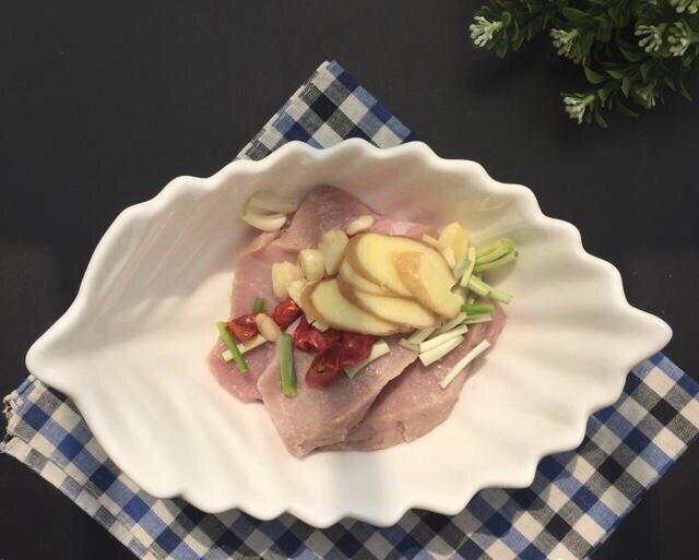 蜜汁叉烧肉~好吃又入味,做叉烧之前必须要先腌制:放入葱姜蒜、辣椒少许去腥,不喜欢辣椒的可以不放哈
