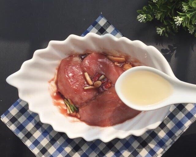 蜜汁叉烧肉~好吃又入味,<a style='color:red;display:inline-block;' href='/shicai/ 718'>料酒</a>1汤匙去腥
