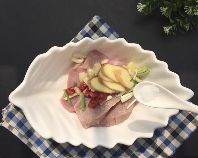 蜜汁叉烧肉~好吃又入味,放少许盐(叉烧酱、<a style='color:red;display:inline-block;' href='/shicai/ 788'>生抽</a>都含盐量哦,口味清淡的亲此步可省略哈)