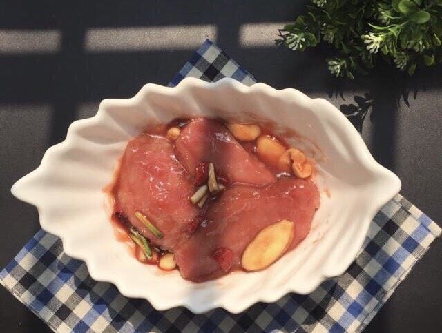 蜜汁叉烧肉~好吃又入味,带一次性手套翻拌均匀里脊肉,盖上保鲜膜放冰箱冷藏4小时左右入味,中途记得把里脊肉再翻2次方便更入味哦
