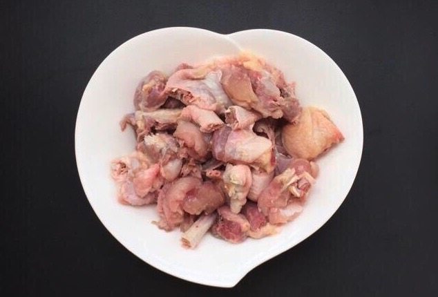 土豆焖鸡肉,草鸡一只(或者半只)斩小块
用清水多浸泡几次中途换去血水