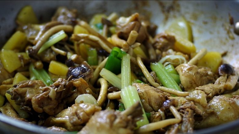 茶树菇干锅鸡,淋入20ml水(1勺),盖盖焖烧5分钟