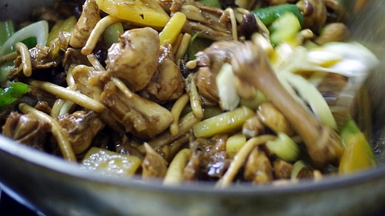 茶树菇干锅鸡,加入鸡块,翻炒均匀。