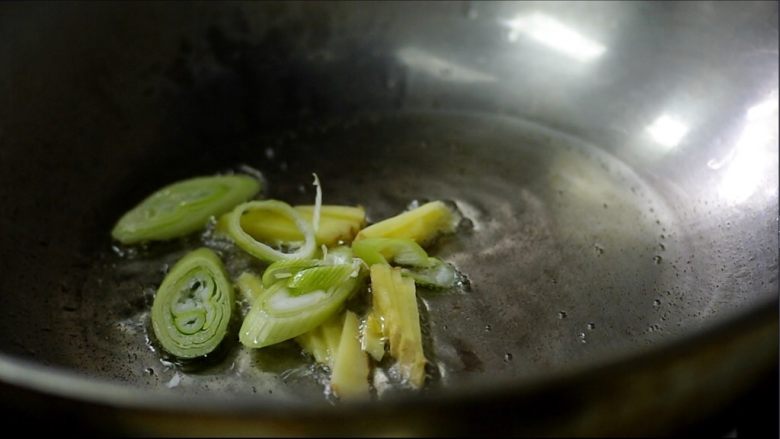 茶树菇干锅鸡,起油锅,放入<a style='color:red;display:inline-block;' href='/shicai/ 37'>姜</a>片和葱