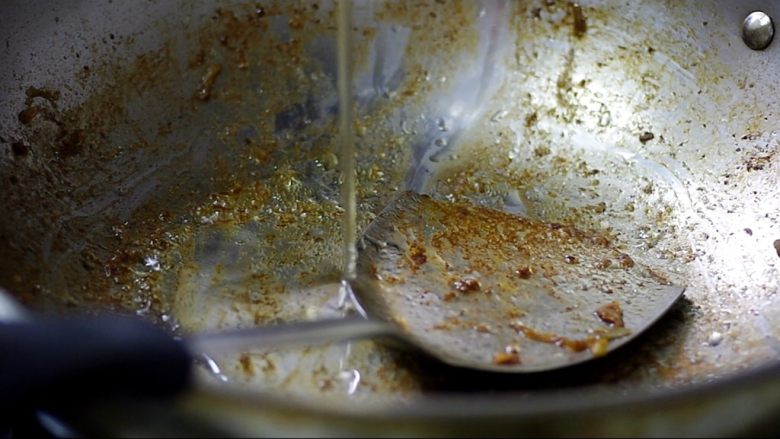 茶树菇干锅鸡,锅不用洗,加入油继续大火烧