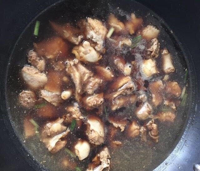 土豆焖鸡肉,翻炒均匀加热水没过鸡块,大火烧开小火焖30分钟(建议热水煮,鸡肉更嫩)