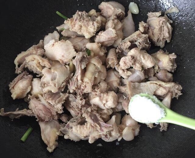 土豆焖鸡肉,鸡肉放进去翻炒之后加一小勺盐（盐的多少根据家人口味，鸡肉量多少添加）