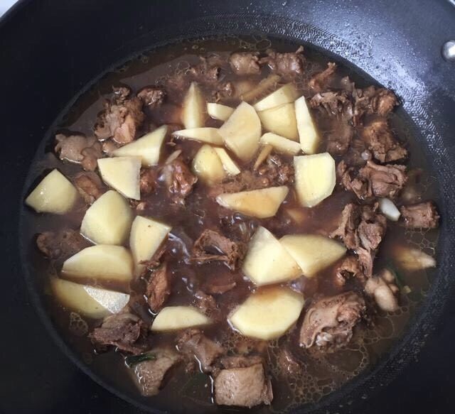 土豆焖鸡肉,30分钟之后加土豆继续焖20-30分钟(也可以使用压力锅焖)