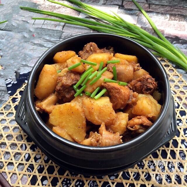 土豆焖鸡肉,成品:特别香喷喷的土豆焖鸡肉就完成啦,味道特别鲜美,汤汁泡饭特好吃,口感灰常好!