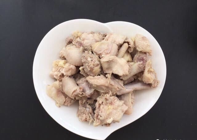 土豆焖鸡肉,锅中水烧开鸡肉下锅煮3-5分钟,去除浮沫