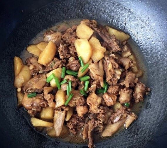 土豆焖鸡肉,焖至土豆软糯,鸡肉熟烂,汤汁即将收完即可(出锅前撒点黑胡椒粉味道也不错,按个人口味添加)撒点葱花即可开吃啦
