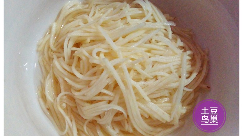 土豆鸟巢,捞出控水,撒入精盐腌制10分钟。