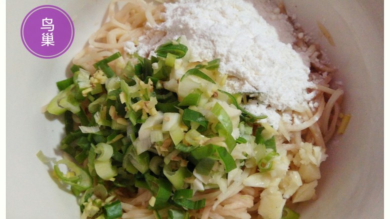土豆鸟巢,土豆丝用手抓揉至柔软,加入葱姜蒜和<a style='color:red;display:inline-block;' href='/shicai/ 519'>面粉</a>。