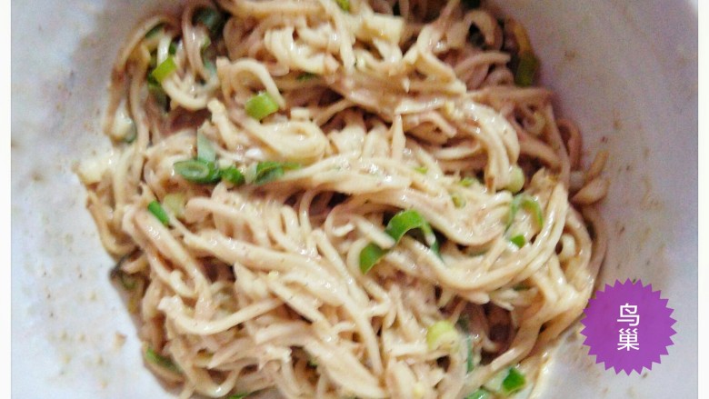 土豆鸟巢,用筷子充分搅拌,如果太干,可以加点水,让拌料柔软润滑。