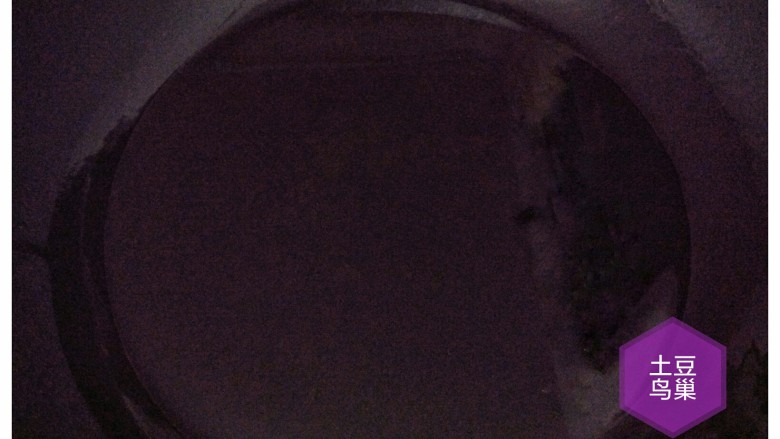 土豆鸟巢,锅里加入食用油,开火热油。