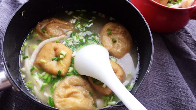 油豆腐塞肉,关火撒葱花,可加少许盐,高汤是咸味的话可不加,可以尝一口在加盐,稍微加一点,味道淡一点。