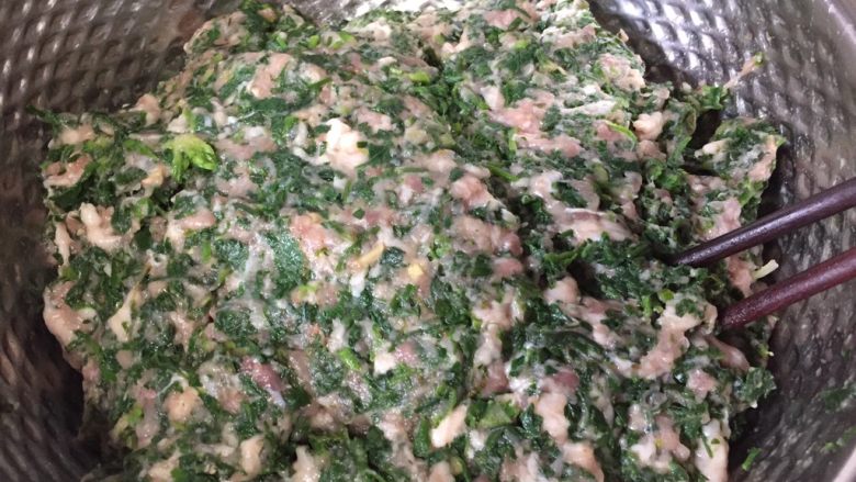 油豆腐塞肉,肉馅搅上劲加入15克植物油搅拌均匀,封保鲜膜入冰箱冷藏30分钟。
