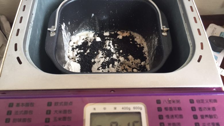 黑芝麻麻薯面包,启动,面包机的和面功能,15分钟;