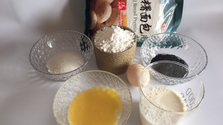 黑芝麻麻薯面包,准备好食材,称量好;
